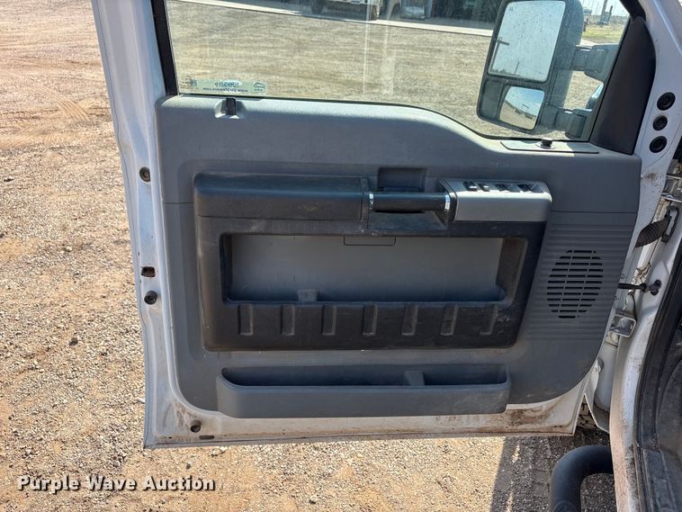 image for item JM9419 2015 Ford F250 Super Duty Crew Cab flatbed pickup truck