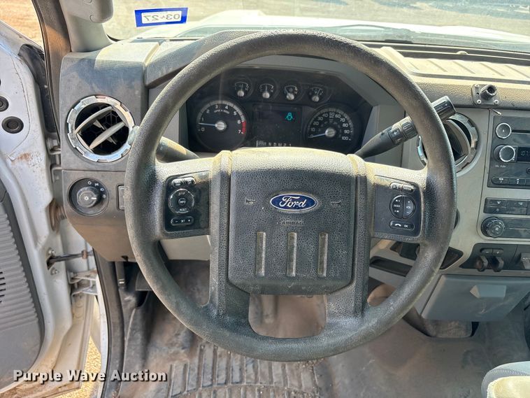 image for item JM9419 2015 Ford F250 Super Duty Crew Cab flatbed pickup truck
