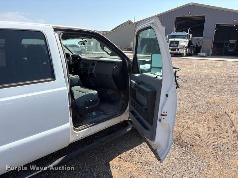image for item JM9419 2015 Ford F250 Super Duty Crew Cab flatbed pickup truck