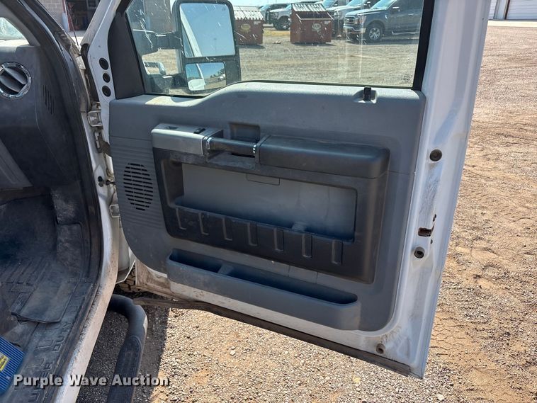 image for item JM9419 2015 Ford F250 Super Duty Crew Cab flatbed pickup truck