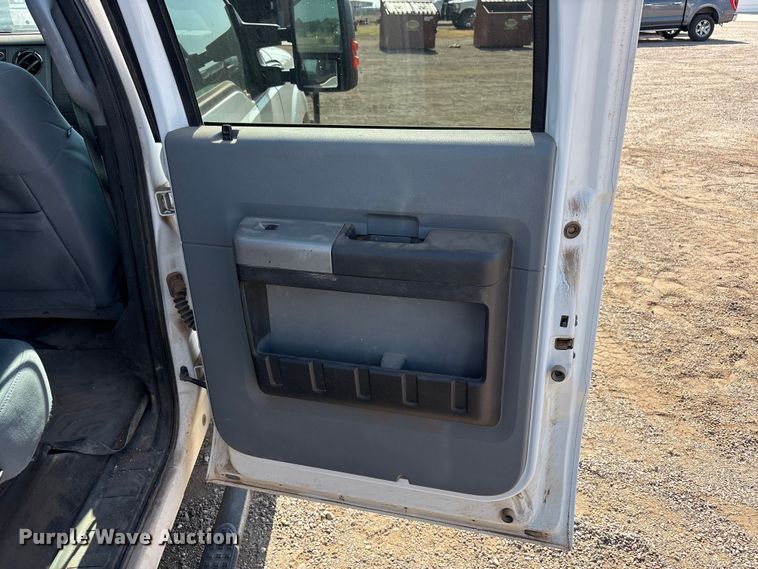image for item JM9419 2015 Ford F250 Super Duty Crew Cab flatbed pickup truck