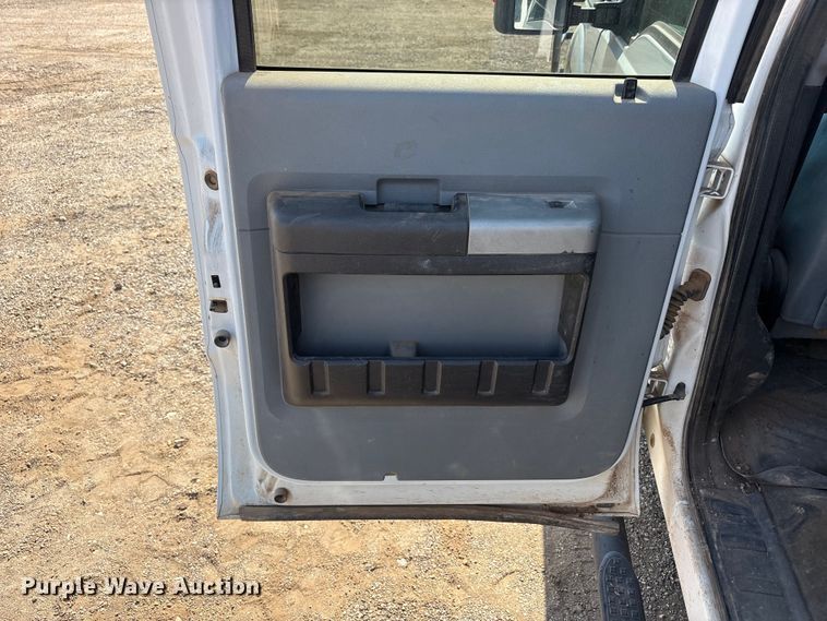 image for item JM9419 2015 Ford F250 Super Duty Crew Cab flatbed pickup truck