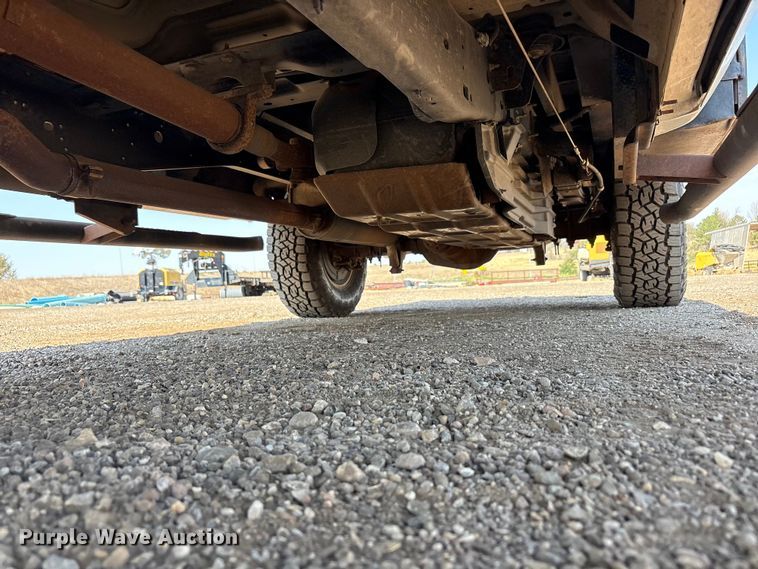 image for item JM9419 2015 Ford F250 Super Duty Crew Cab flatbed pickup truck