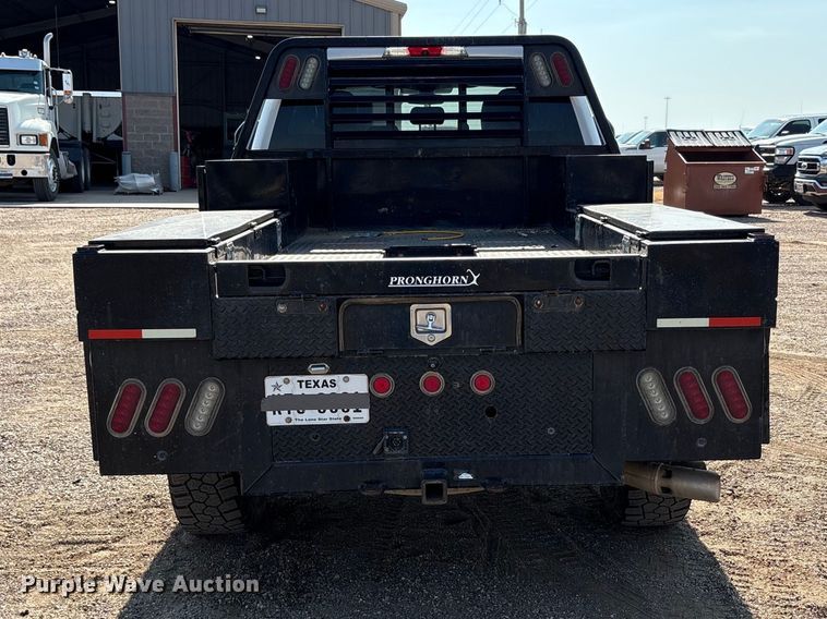 image for item JM9420 2018 Ford F350 Super Duty Crew Cab flatbed pickup truck