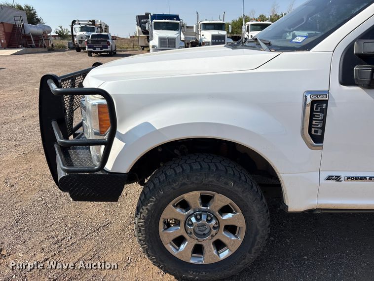 image for item JM9420 2018 Ford F350 Super Duty Crew Cab flatbed pickup truck
