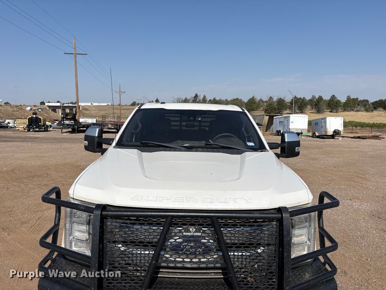 image for item JM9420 2018 Ford F350 Super Duty Crew Cab flatbed pickup truck
