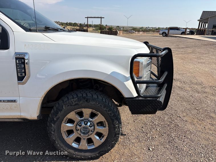 image for item JM9420 2018 Ford F350 Super Duty Crew Cab flatbed pickup truck
