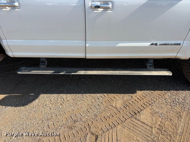 image for item JM9420 2018 Ford F350 Super Duty Crew Cab flatbed pickup truck