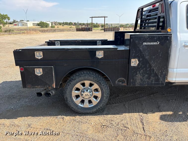 image for item JM9420 2018 Ford F350 Super Duty Crew Cab flatbed pickup truck
