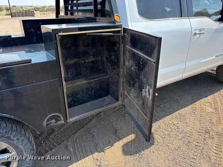 image for item JM9420 2018 Ford F350 Super Duty Crew Cab flatbed pickup truck