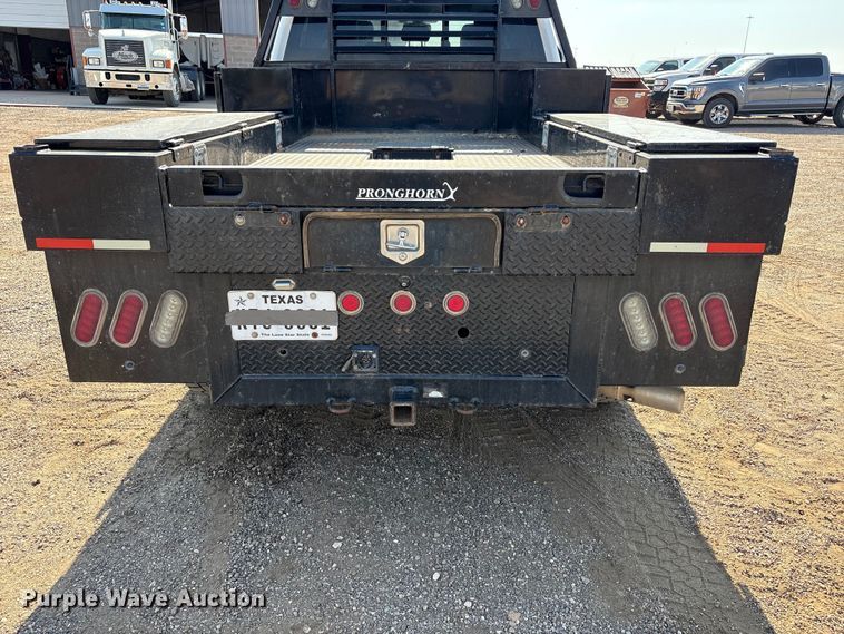 image for item JM9420 2018 Ford F350 Super Duty Crew Cab flatbed pickup truck
