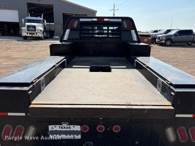image for item JM9420 2018 Ford F350 Super Duty Crew Cab flatbed pickup truck