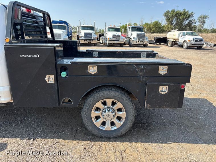 image for item JM9420 2018 Ford F350 Super Duty Crew Cab flatbed pickup truck