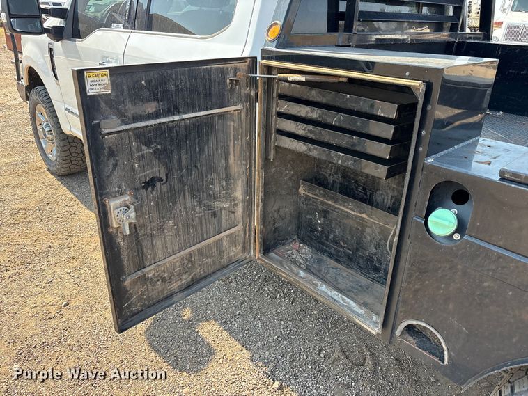 image for item JM9420 2018 Ford F350 Super Duty Crew Cab flatbed pickup truck