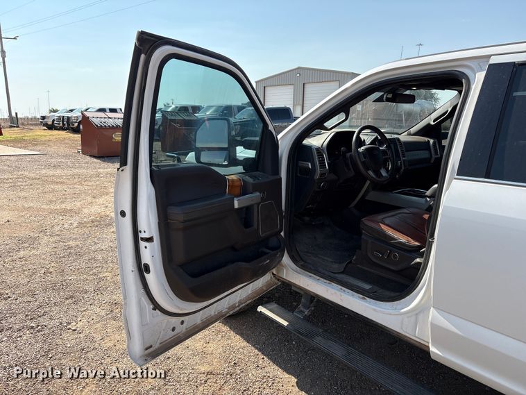 image for item JM9420 2018 Ford F350 Super Duty Crew Cab flatbed pickup truck