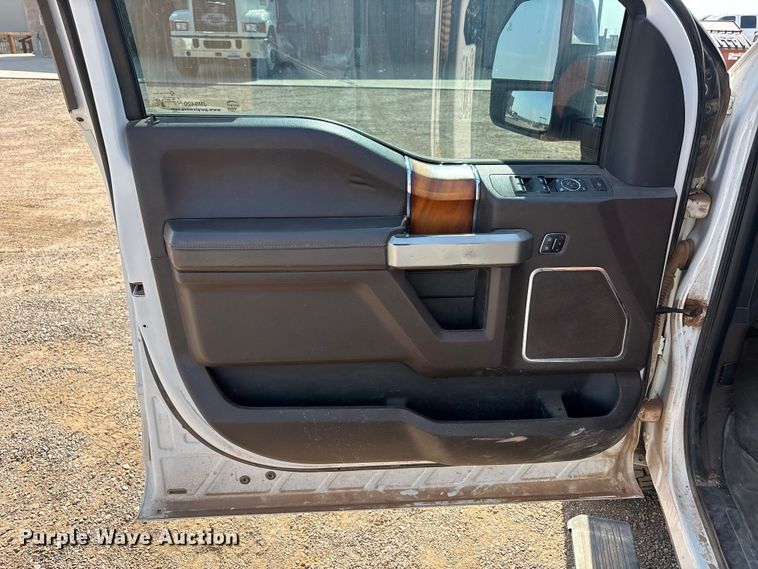 image for item JM9420 2018 Ford F350 Super Duty Crew Cab flatbed pickup truck
