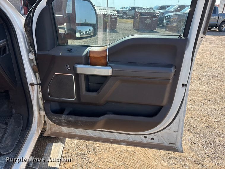 image for item JM9420 2018 Ford F350 Super Duty Crew Cab flatbed pickup truck