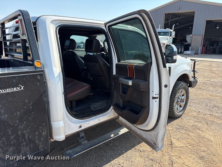 image for item JM9420 2018 Ford F350 Super Duty Crew Cab flatbed pickup truck