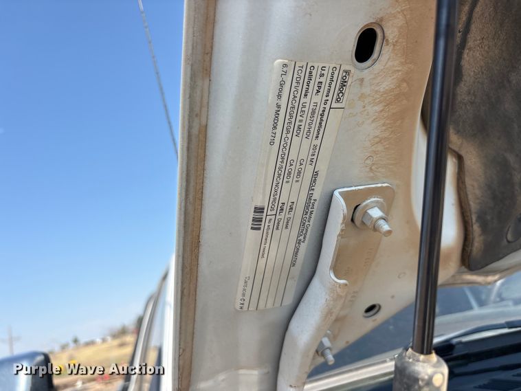 image for item JM9420 2018 Ford F350 Super Duty Crew Cab flatbed pickup truck