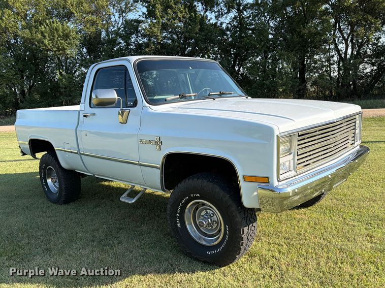 image for item MZ9827 1986 Chevrolet C10 Custom Deluxe pickup truck