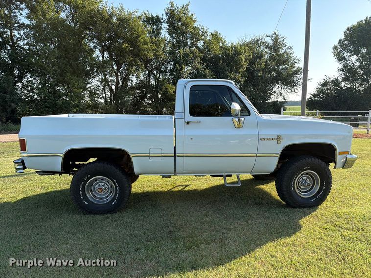 image for item MZ9827 1986 Chevrolet C10 Custom Deluxe pickup truck
