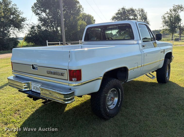 image for item MZ9827 1986 Chevrolet C10 Custom Deluxe pickup truck