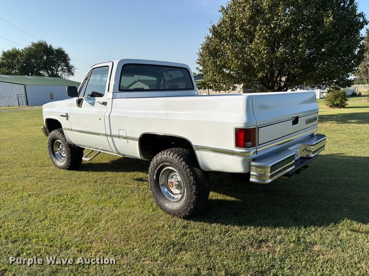 image for item MZ9827 1986 Chevrolet C10 Custom Deluxe pickup truck
