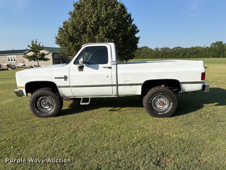 image for item MZ9827 1986 Chevrolet C10 Custom Deluxe pickup truck