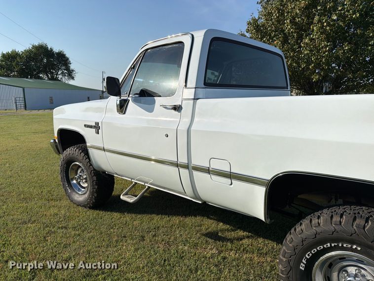 image for item MZ9827 1986 Chevrolet C10 Custom Deluxe pickup truck