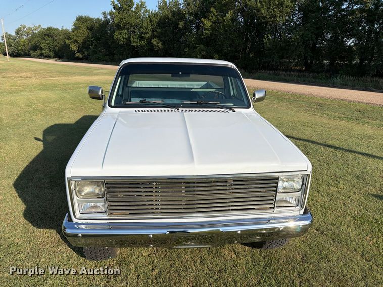image for item MZ9827 1986 Chevrolet C10 Custom Deluxe pickup truck
