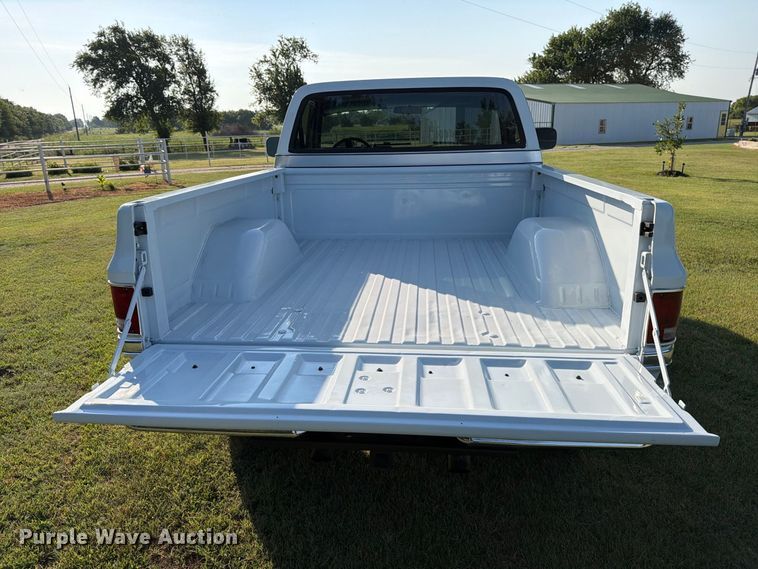 image for item MZ9827 1986 Chevrolet C10 Custom Deluxe pickup truck