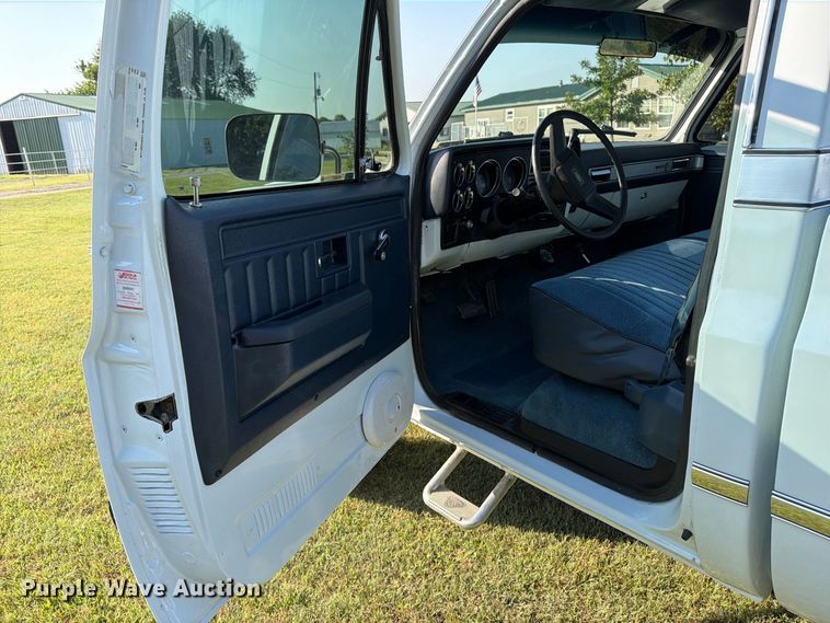 image for item MZ9827 1986 Chevrolet C10 Custom Deluxe pickup truck