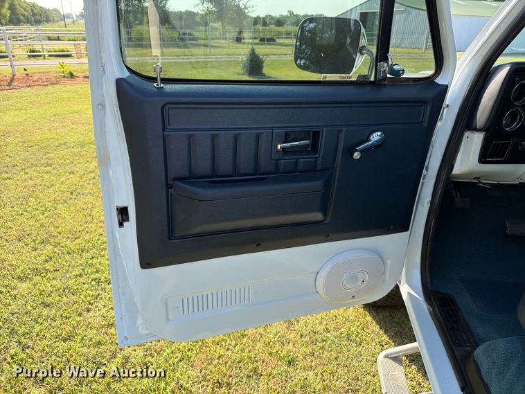 image for item MZ9827 1986 Chevrolet C10 Custom Deluxe pickup truck