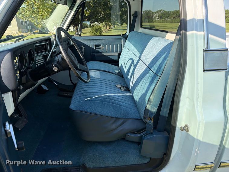 image for item MZ9827 1986 Chevrolet C10 Custom Deluxe pickup truck
