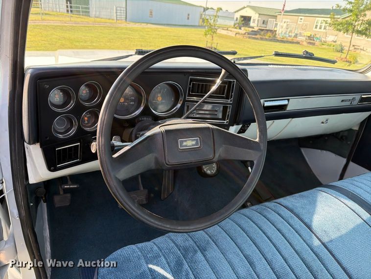 image for item MZ9827 1986 Chevrolet C10 Custom Deluxe pickup truck