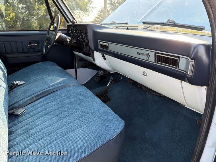 image for item MZ9827 1986 Chevrolet C10 Custom Deluxe pickup truck