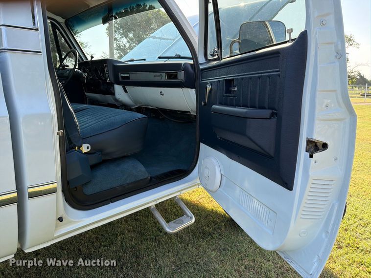image for item MZ9827 1986 Chevrolet C10 Custom Deluxe pickup truck