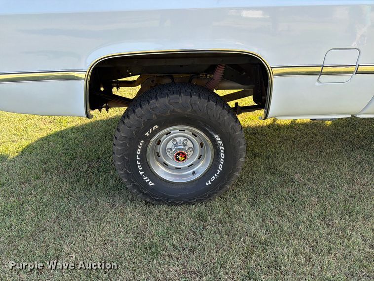 image for item MZ9827 1986 Chevrolet C10 Custom Deluxe pickup truck