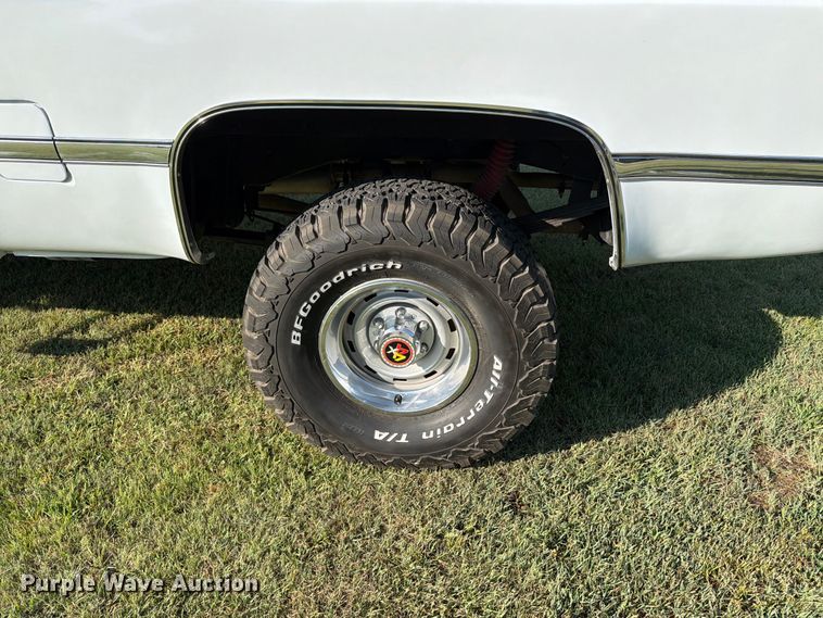 image for item MZ9827 1986 Chevrolet C10 Custom Deluxe pickup truck