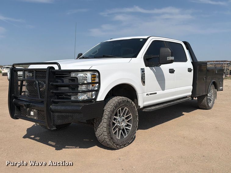 image for item MZ9870 2018 Ford F250 Super Duty XL Crew Cab flatbed pickup truck