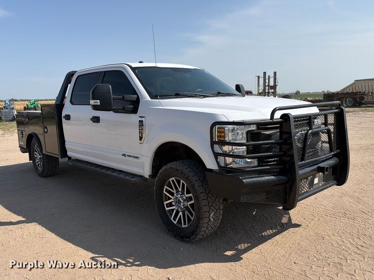 image for item MZ9870 2018 Ford F250 Super Duty XL Crew Cab flatbed pickup truck