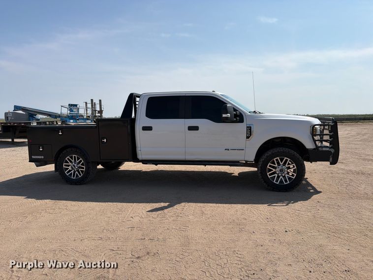 image for item MZ9870 2018 Ford F250 Super Duty XL Crew Cab flatbed pickup truck