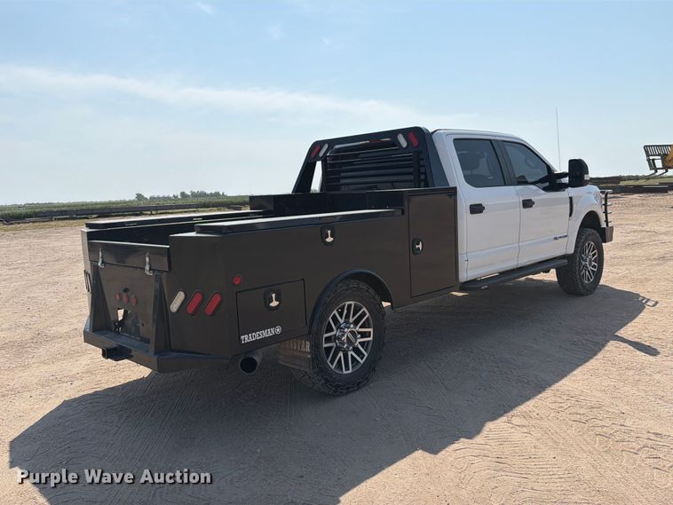 image for item MZ9870 2018 Ford F250 Super Duty XL Crew Cab flatbed pickup truck