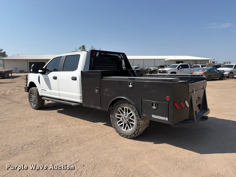 image for item MZ9870 2018 Ford F250 Super Duty XL Crew Cab flatbed pickup truck