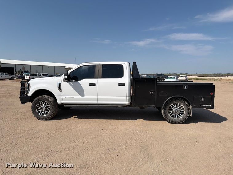 image for item MZ9870 2018 Ford F250 Super Duty XL Crew Cab flatbed pickup truck
