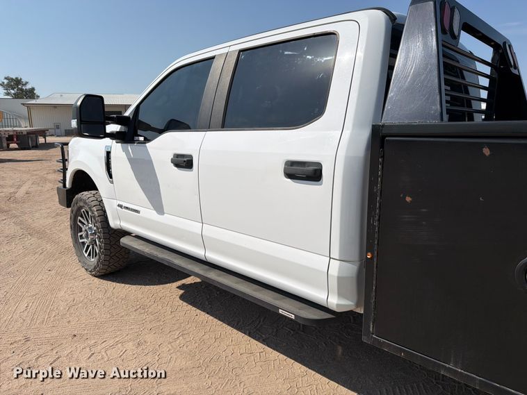 image for item MZ9870 2018 Ford F250 Super Duty XL Crew Cab flatbed pickup truck