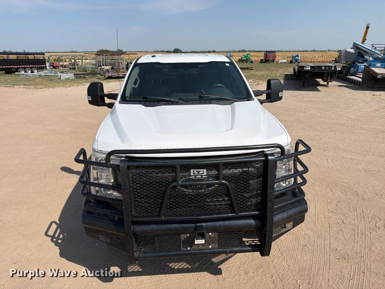 image for item MZ9870 2018 Ford F250 Super Duty XL Crew Cab flatbed pickup truck
