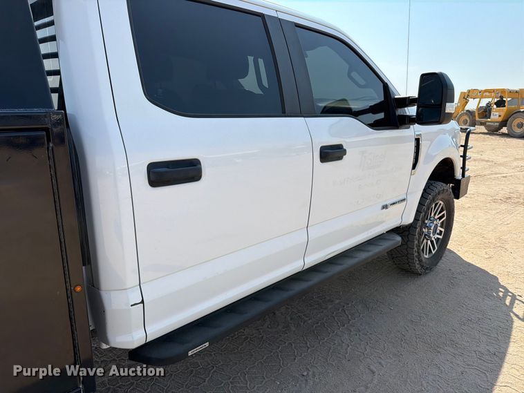 image for item MZ9870 2018 Ford F250 Super Duty XL Crew Cab flatbed pickup truck