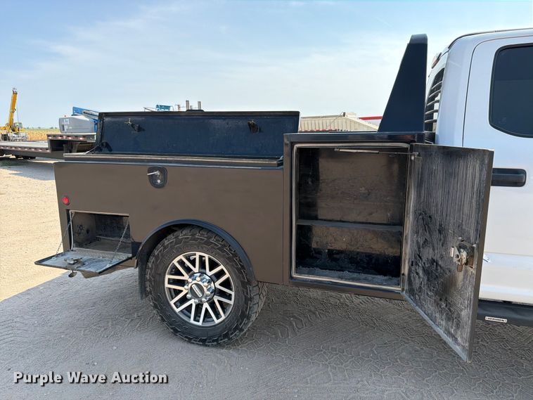 image for item MZ9870 2018 Ford F250 Super Duty XL Crew Cab flatbed pickup truck