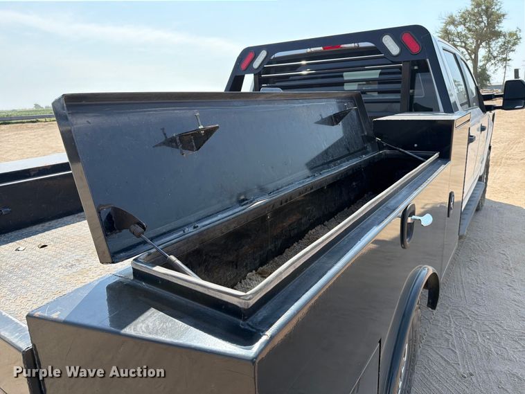 image for item MZ9870 2018 Ford F250 Super Duty XL Crew Cab flatbed pickup truck